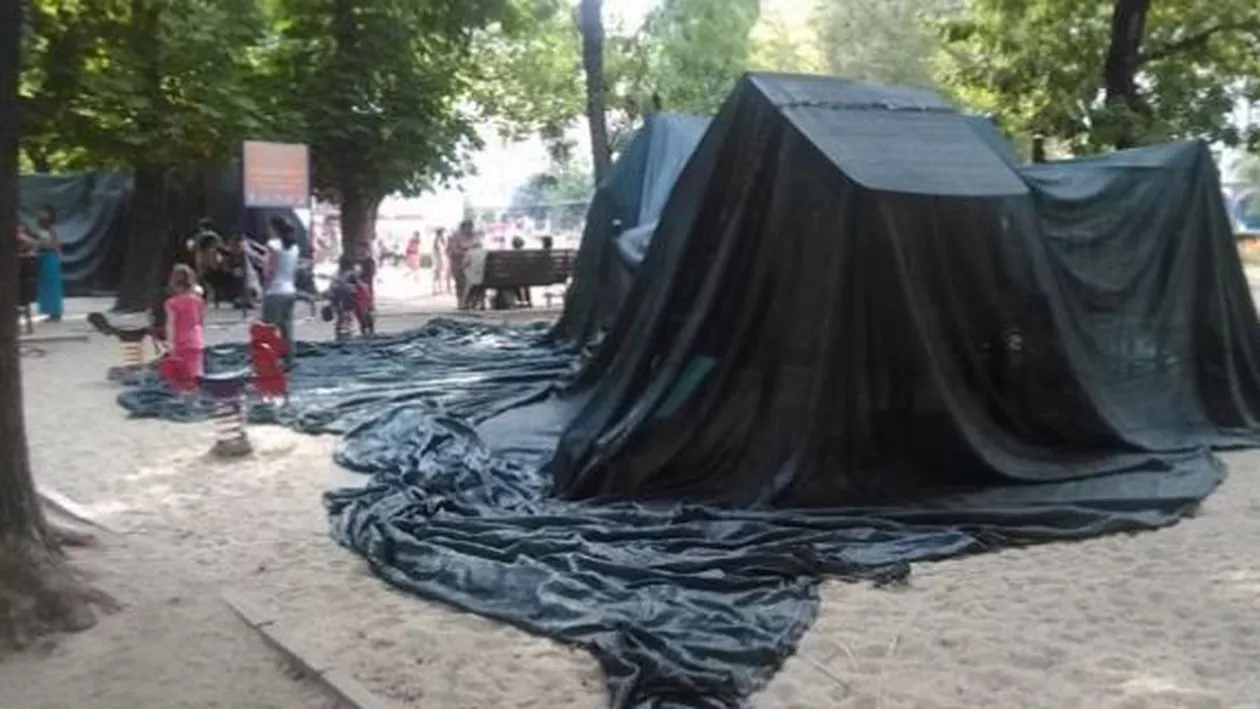 Arhiepiscopia din Târgoviște a închis un loc de joacă pentru a nu fi deranjată slujba oficiată în cinstea Sfântului Nifon