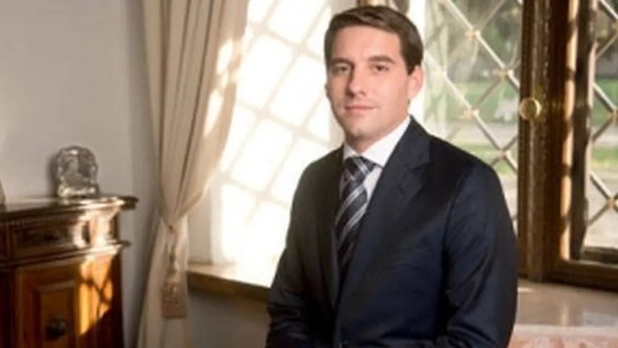 Nepotul Regelui Mihai a pierdut titlul de "Principe al României", dar rămâne unul dintre moștenitorii averii Casei Regale
