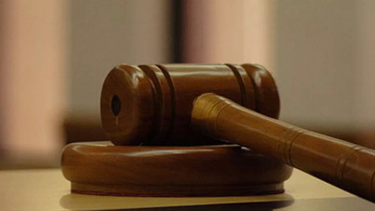 Suceava: O femeie este cercetată sub control judiciar după ce ar fi luat 1.500 de euro pentru a interveni într-un dosar de pensionare