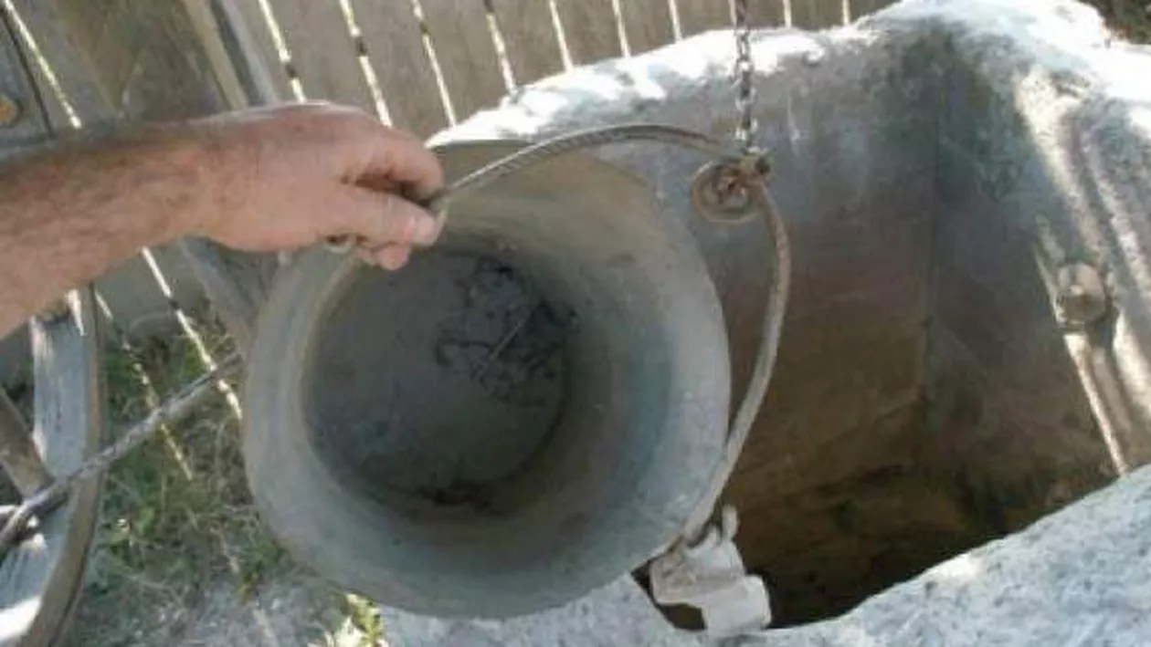 Peste 170 de familii dintr-un sat din Prahova au primit apă cu cisterna de la ISU, după ce fântânile au secat