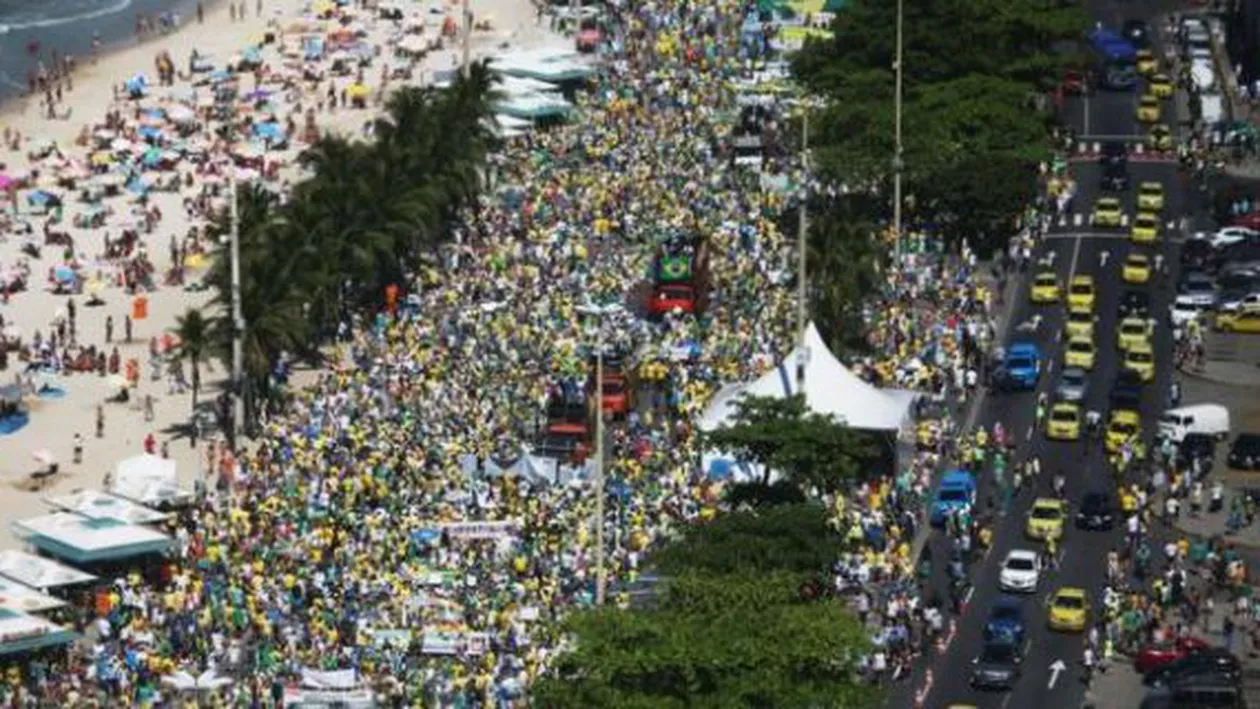 Brazilia: Peste 400.000 de oameni au ieșit în stradă pentru a cere demsia președintei Dilma Rousseff