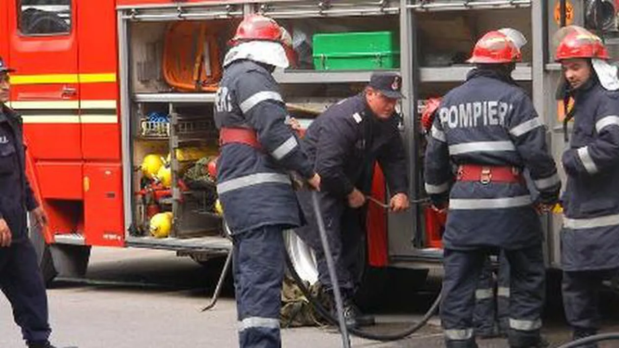 Pompierii vor avea 40 de echipamente autonome de respirat după ce MAI a alocat, pentru achiziție, 330.000 de euro