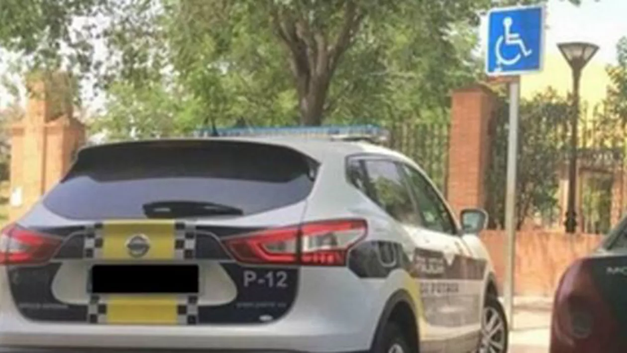 Spania: Femeie amendată cu 800 de euro pentru postarea pe Facebook a unei poze cu o  mașină de poliție parcată pe locul rezervat persoanelor cu handicap