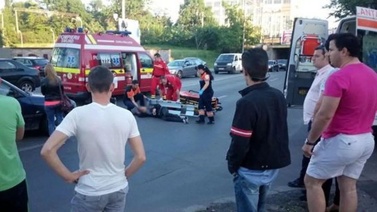 București: Doi tineri au ajuns la spital cu fracturi de membre, după ce au fost călcați de o mașină