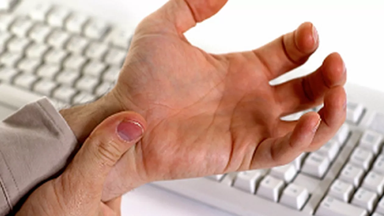 Harghita: Un profesor va scrie în locul unui absolvent de liceu, înscris în sesiunea a doua a examenului de BAC, care are mâna ruptă