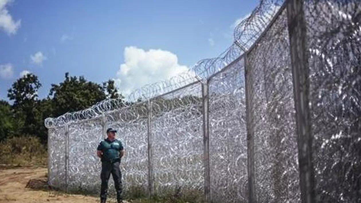 Ministerul ungar al Apărării: Ungaria a ridicat 110 kilometri de gard metalic la frontiera cu Serbia