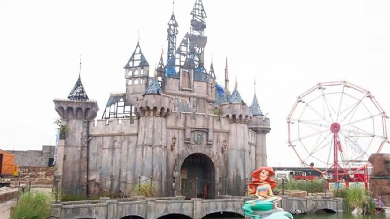 În "Dismaland" castelul e în paragină, iar Cenușăreasa a avut un accident de mașină. Expoziţia subversivă a artistului britanic Banksy, care parodiază Disneyland, deschisă sâmbătă (VIDEO)