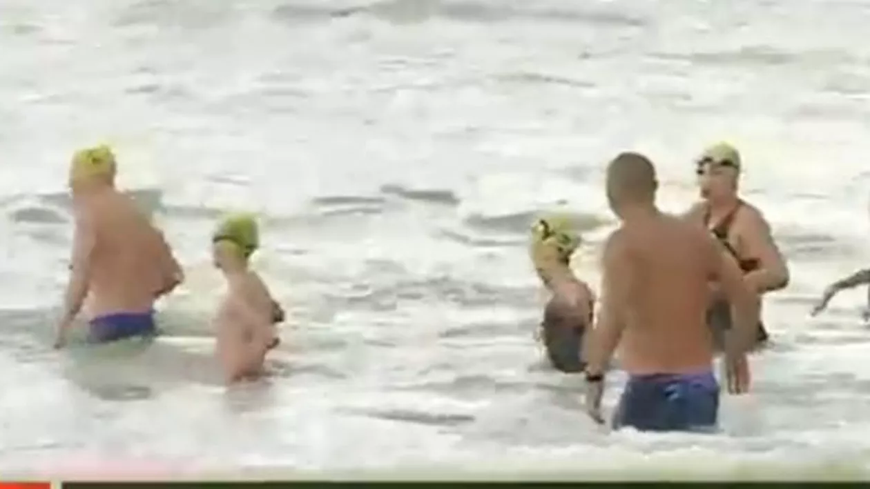 Maraton printre valuri pentru bolnavii de cancer: Un brașovean a înotat o zi întreagă fără oprire (VIDEO)