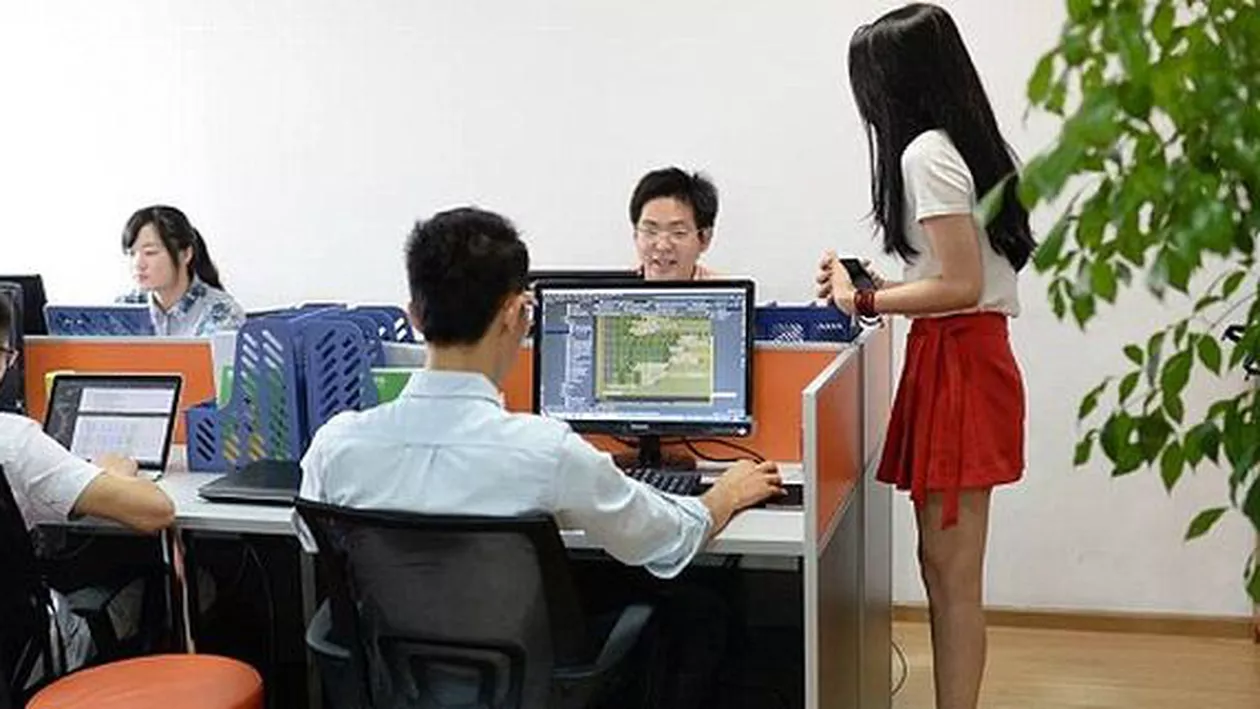 China: Mai multe companii angajează femei frumoase pentru a-şi motiva angajaţii
