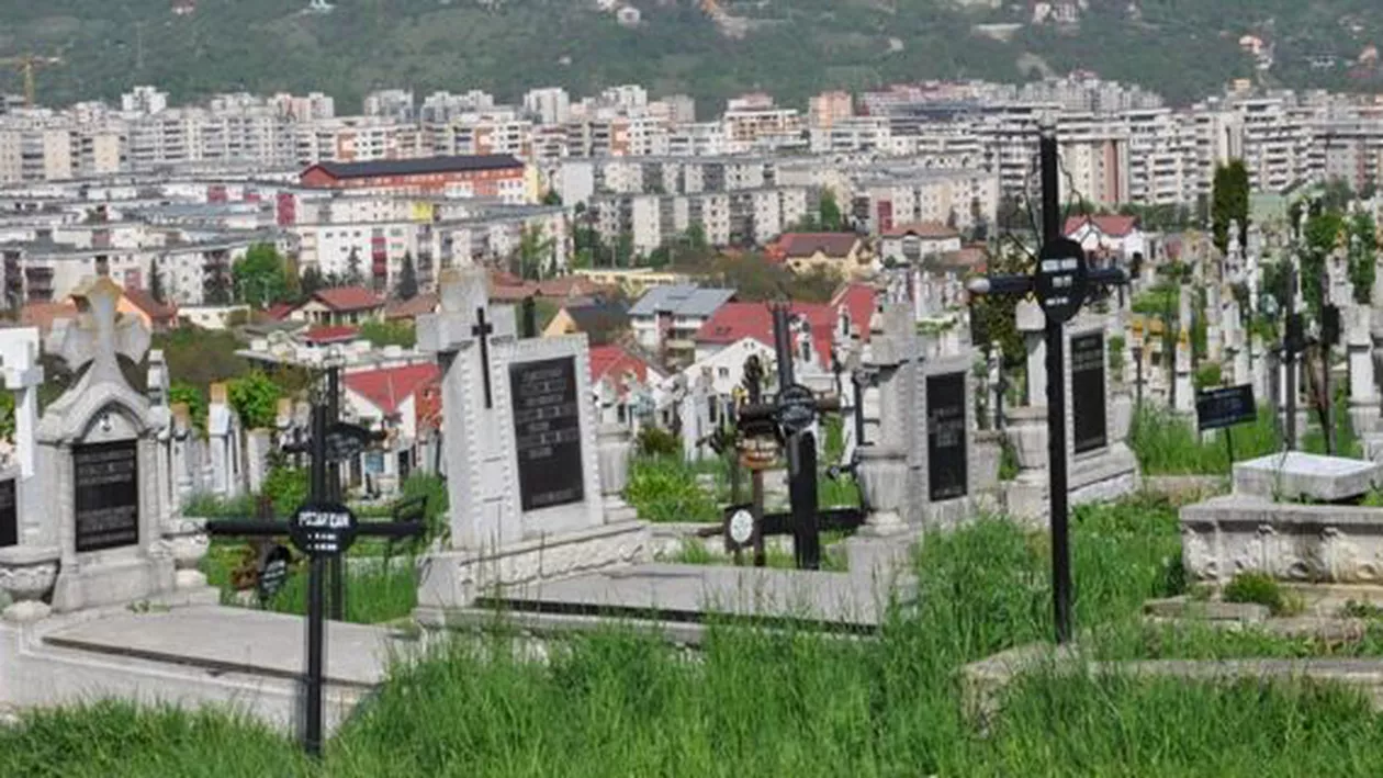 Enoriași revoltați: Un preot paroh din Cluj și-a îngropat soția în curtea bisericii dintre blocuri