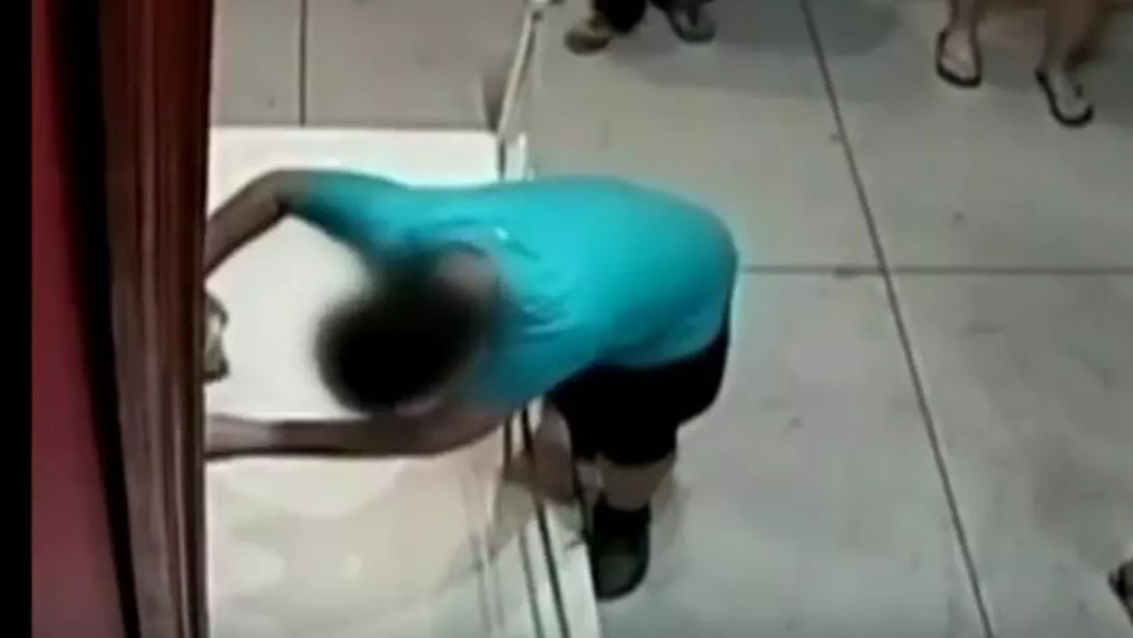 Taiwan: Un tablou în valoare de 1,5 milioane de dolari a fost distrus de un copil care s-a împiedicat în muzeu (VIDEO)