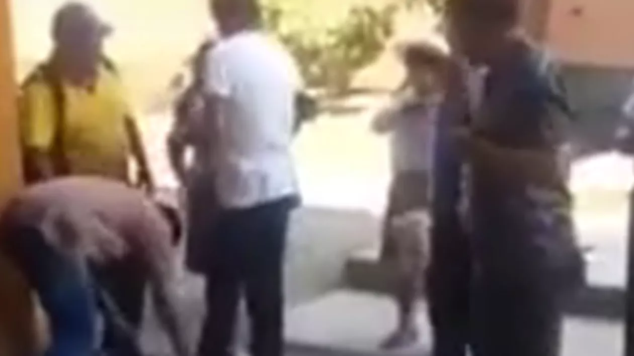 Președintele Boliviei, surprins în timp ce-i ordonă unei gărzi de corp să-i lege șireturile (VIDEO)