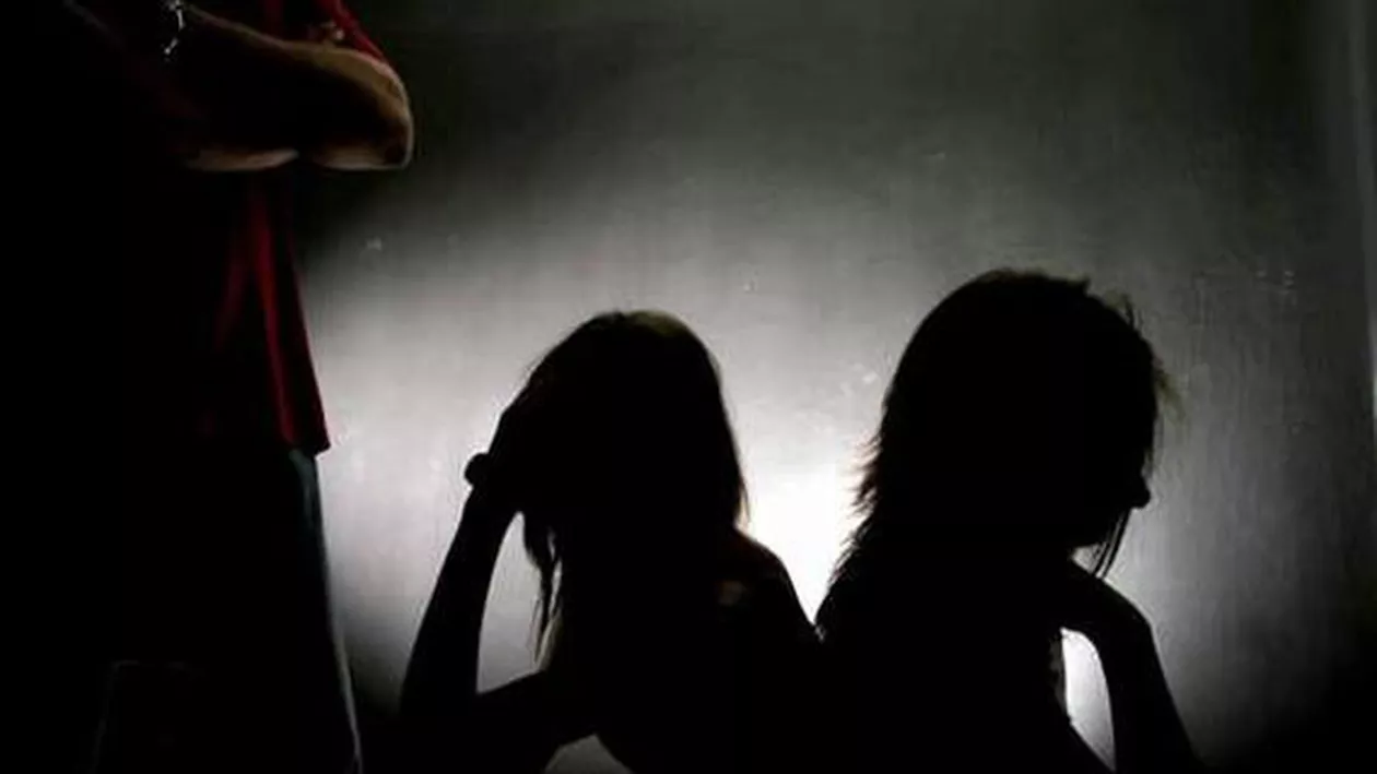 Un bărbat din Arad a fost reținut pentru trafic de persoane, după ce ar fi obligat două tinere să se prostitueze în Austria și Franța