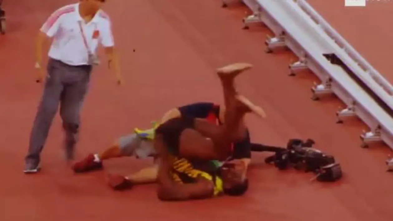 Usain Bolt, doborât de un cameraman chinez aflat pe un Segway (VIDEO)