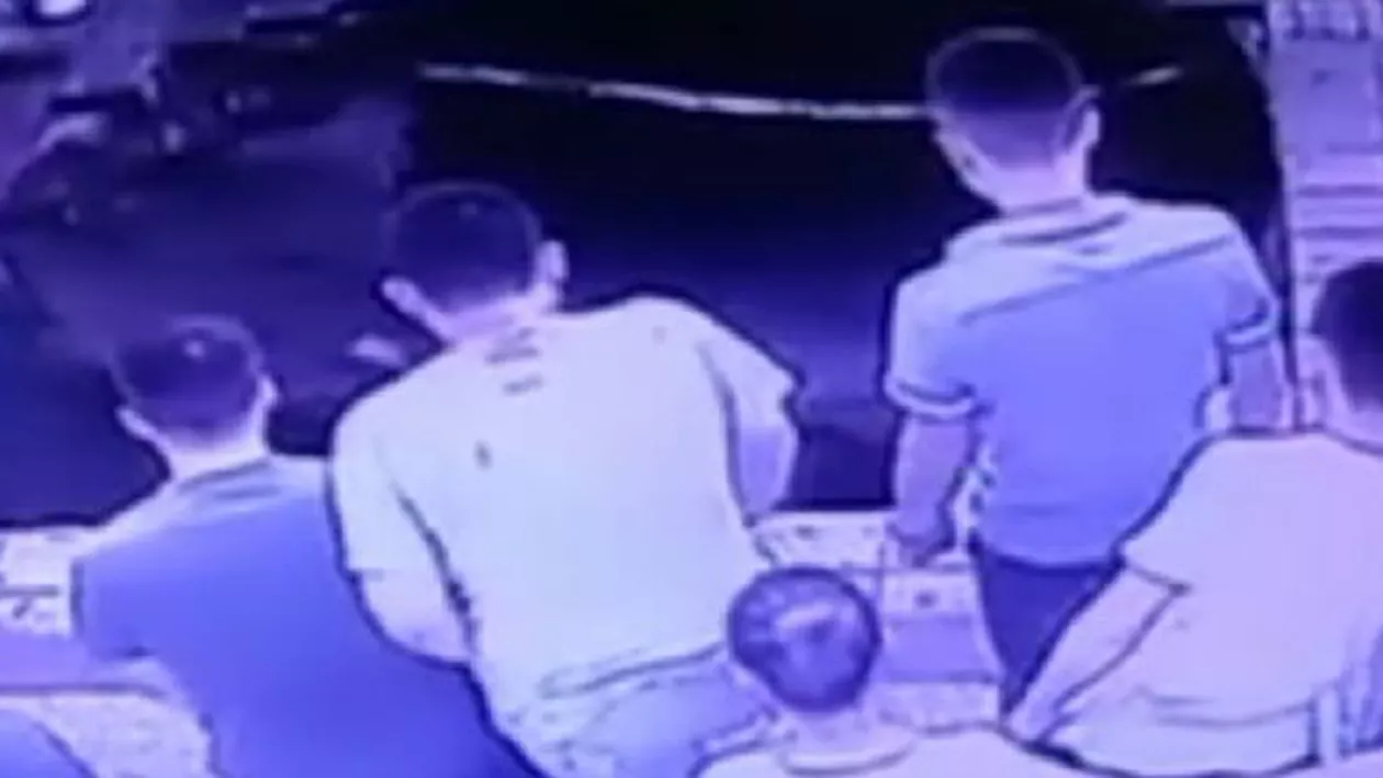 China: Cinci persoane aflate într-o stație de autobuz cad într-un crater apărut în asfalt (VIDEO)