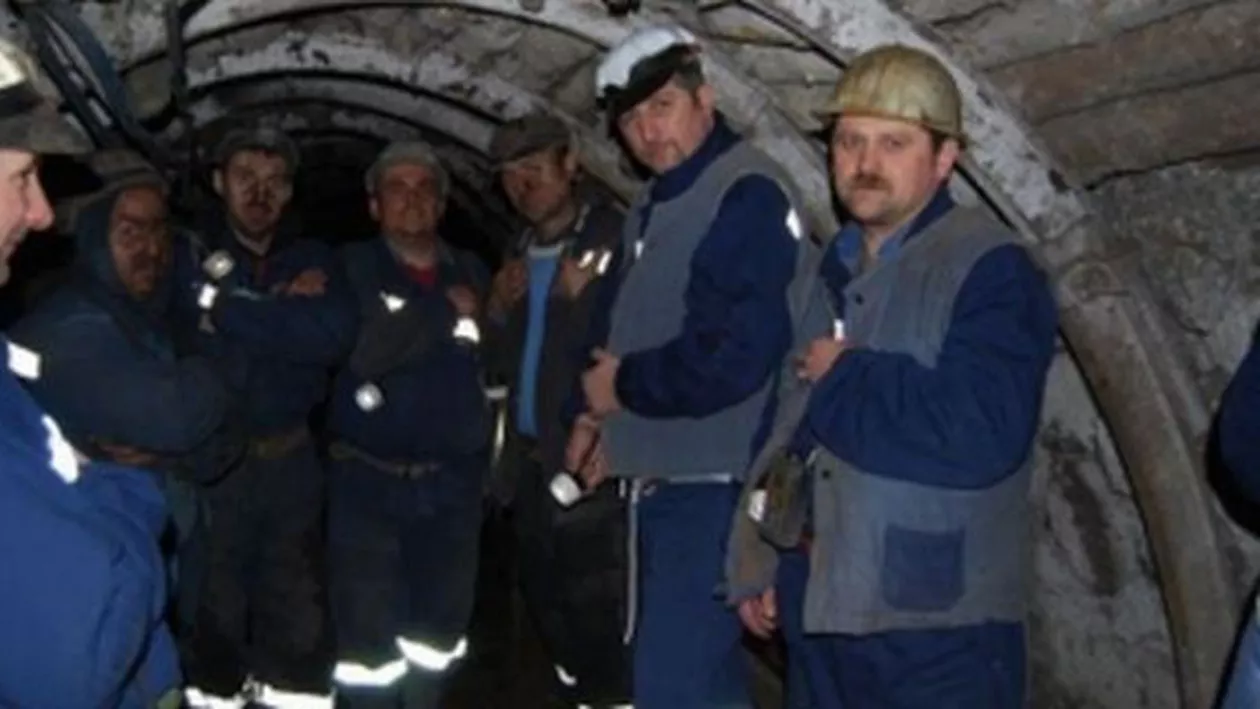 Angajații de la mina Băița intră în greva foamei: 53 de mineri sunt blocați în subteran de zile bune, iar alți 79 de oameni protestează la suprafață (VIDEO)