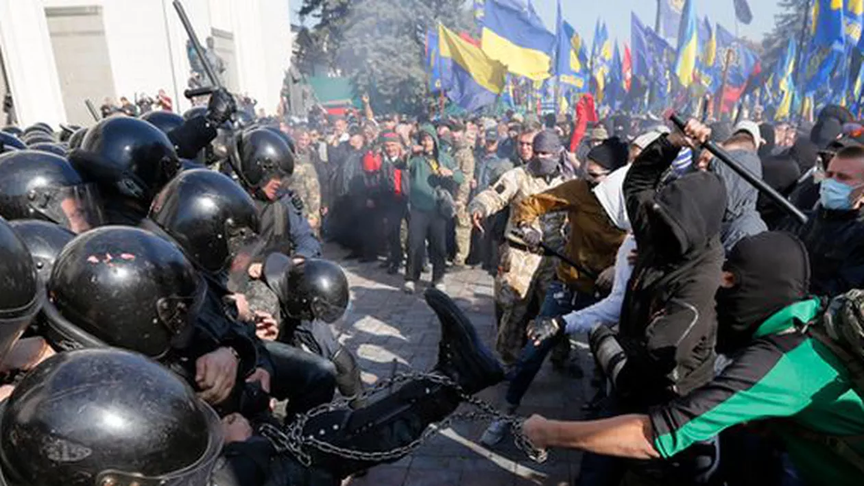 Ucraina: Cel puțin 90 de membri ai forțelor de ordine, răniți în violențele din fața Parlamentului de la Kiev (VIDEO)