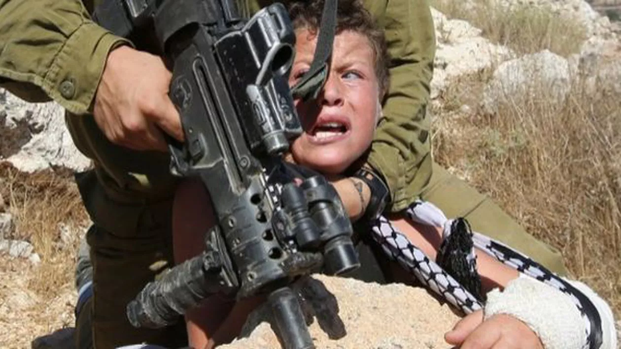 Un soldat israelian, agresiv cu un băiat palestinian care avea o mână în ghips (VIDEO)