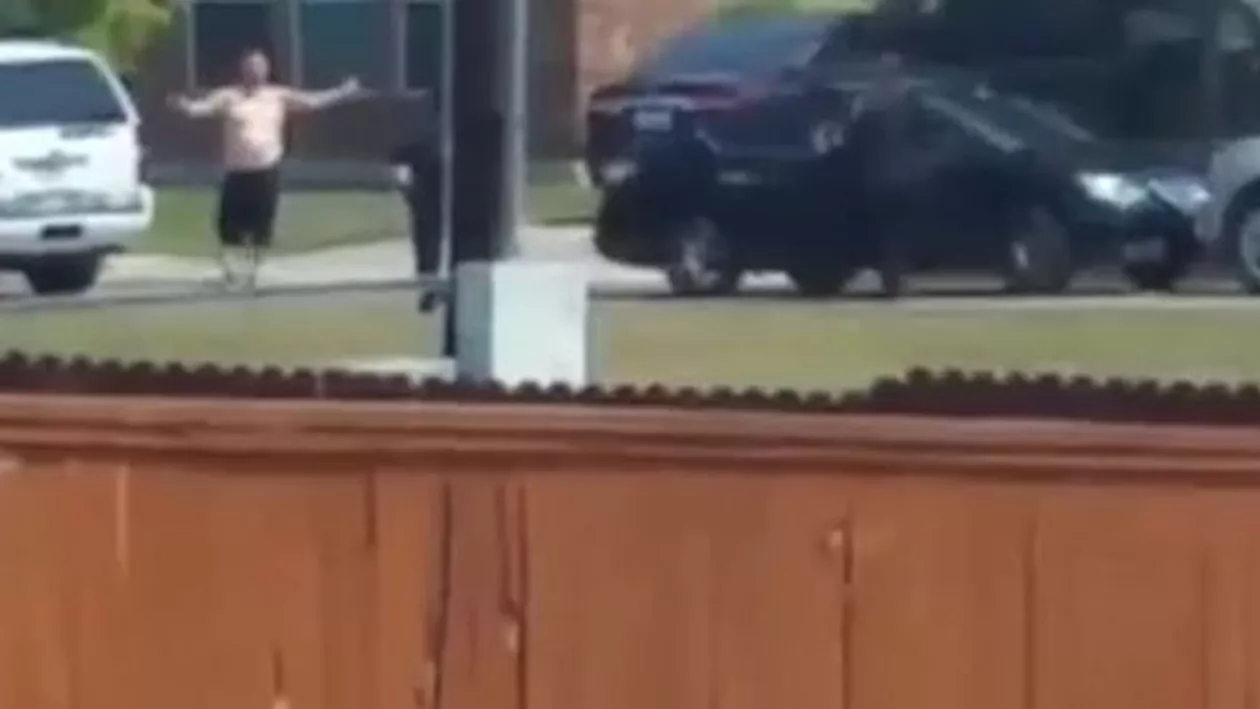 Texas: Un bărbat cu braţele ridicate în semn de predare, împușcat mortal de polițiști (VIDEO)
