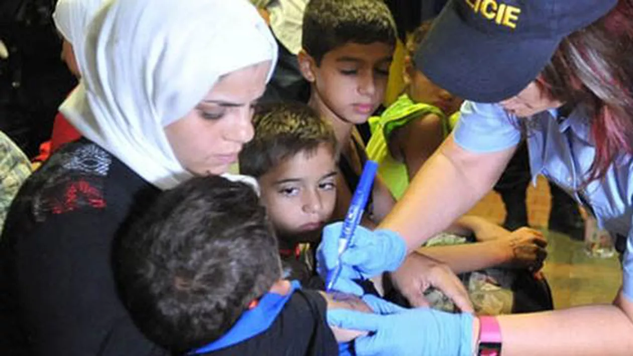 Aproximativ 200 de imigranți evacuați din trenuri au fost marcați cu numere pe mâini de poliția cehă