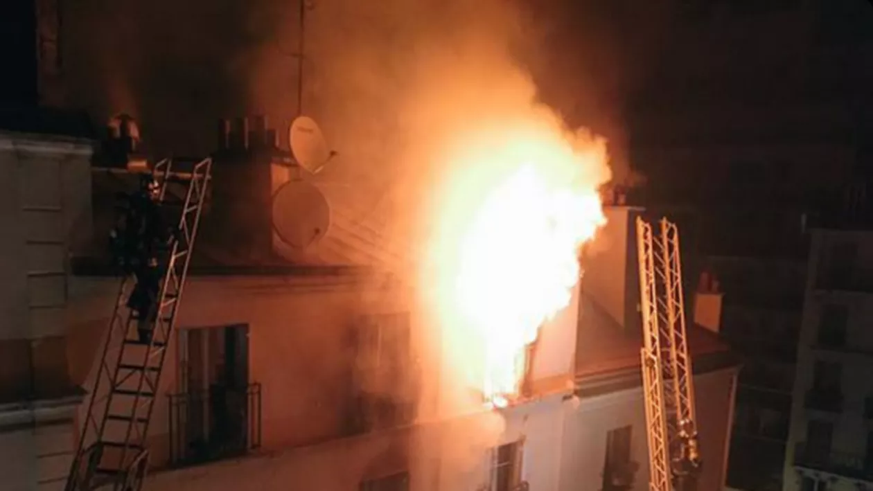 Un suspect a fost arestat în urma incendiului care a izbucnit la un imobil din Paris: Anchetatorii cred că focul ar fi fost declanșat intenționat