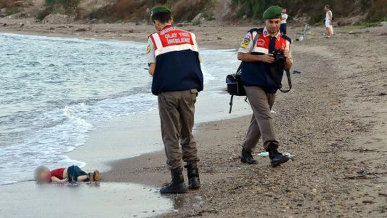 Povestea din spatele imaginii care a zguduit Europa: Familia copilului de 3 ani găsit mort la malul mării fugea de jihadiştii Statului Islamic. Canada le refuzase în iunie cererea de azil