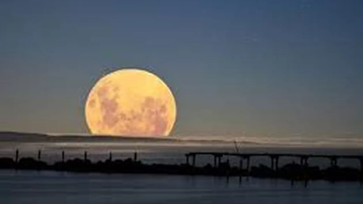 Fenomen astronomic rar în noaptea de 27 spre 28 septembrie: Super Lună și eclipsa de Lună, produse simultan