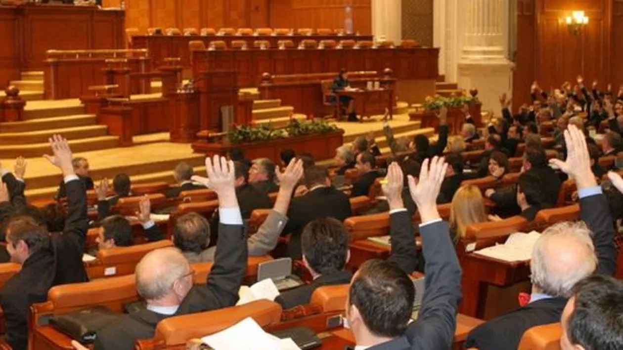 Proiectul de lege ce vizează pensiile speciale, discutat în Parlament