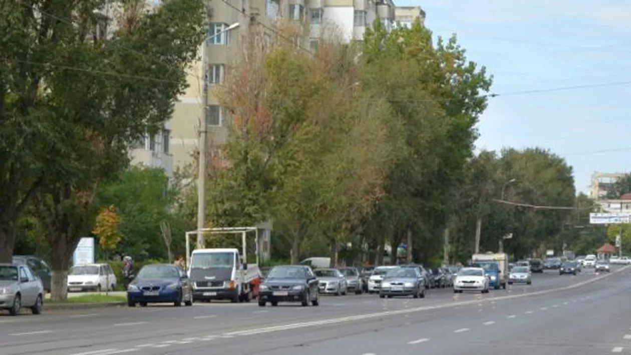 Iași: O stradă aglomerată din oraș nu a mai fost asfaltată de șase ani. "S-a lucrat coordonat de străini și asta se cunoaște. Cred că nu au mai furat atât de mult la materiale"