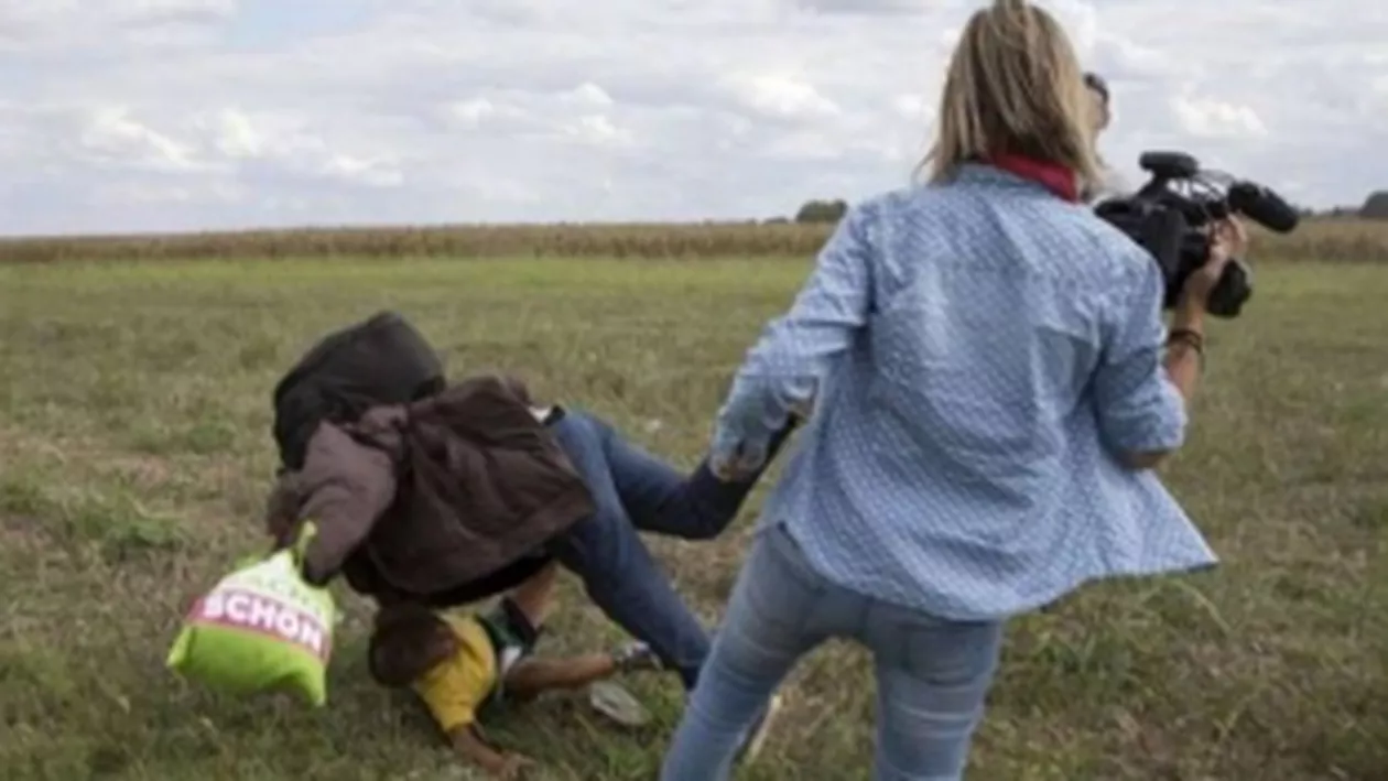 Anchetă penală împotriva jurnalistei care a lovit cu piciorul imigranți: Femeia a fost concediată de postul de televiziune unde lucra