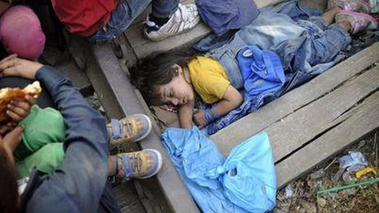 Imagini cutremurătoare în Macedonia, unde mii de imigranți sunt bătuți de jandarmi în timp ce așteaptă să ajungă în Serbia (VIDEO)