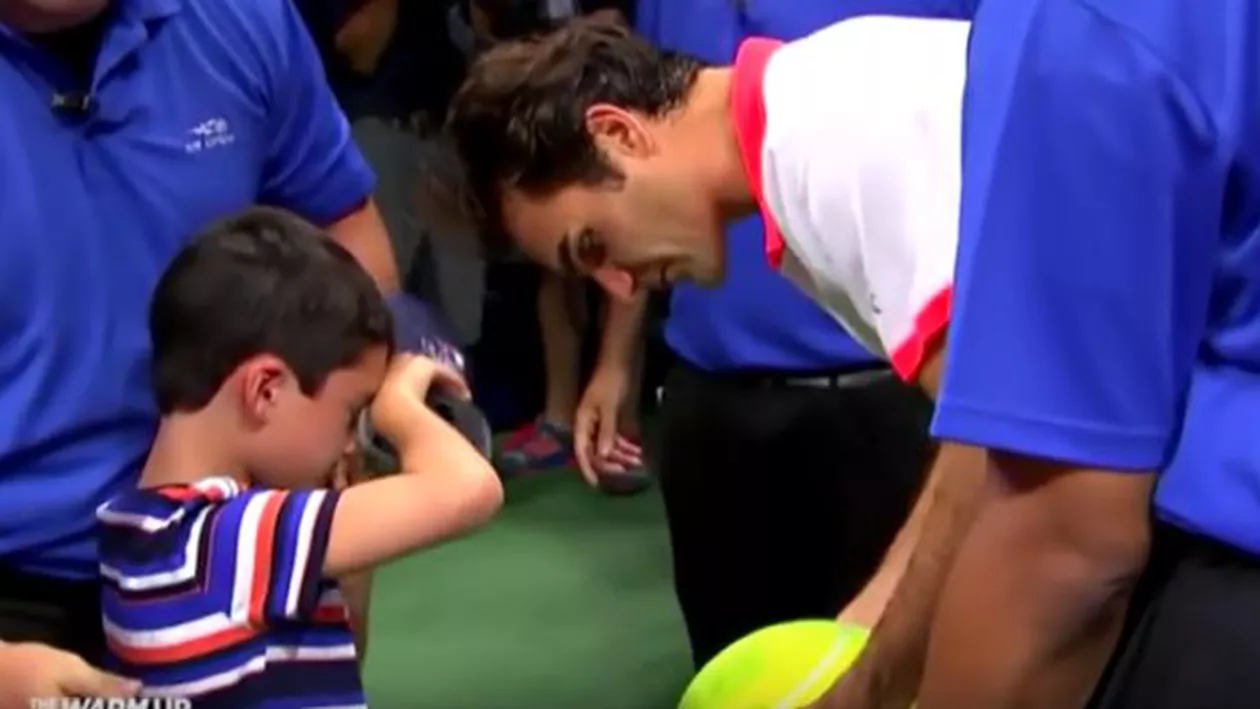 Moment emoționant la US Open: Un copil a fost scos din mulțimea năpustită asupra lui Federer și a  beneficiat de toată atenția tenismenului (VIDEO)