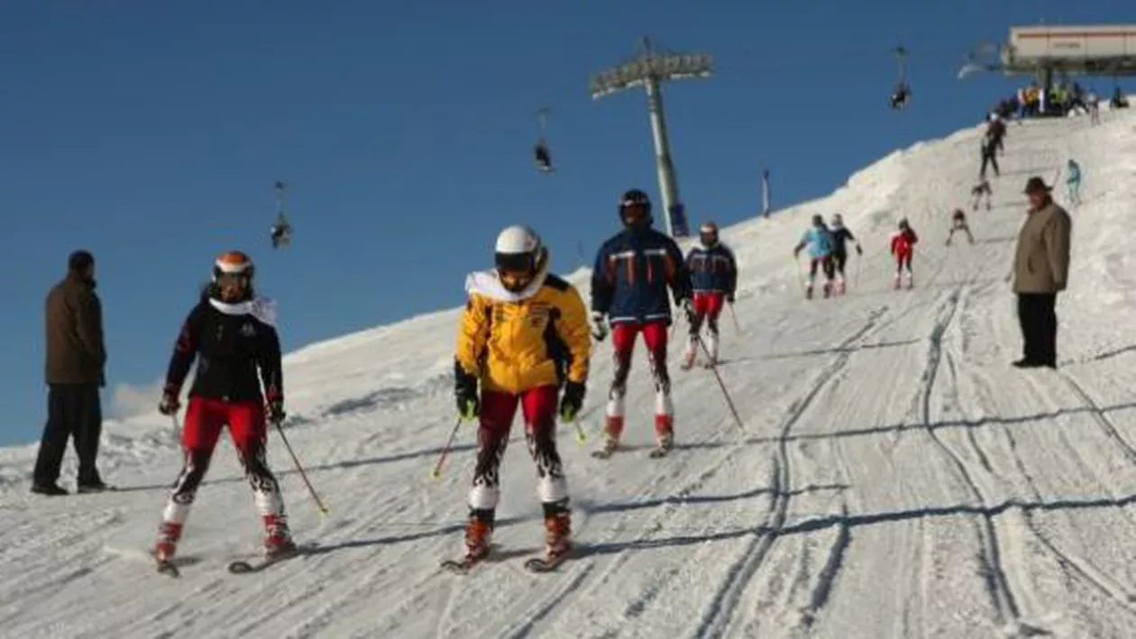 Turismul, afectat de noua structură a anului școlar: Peste 10.000 de turiști riscă să piardă banii dați pe sejururile din vacanța de iarnă
