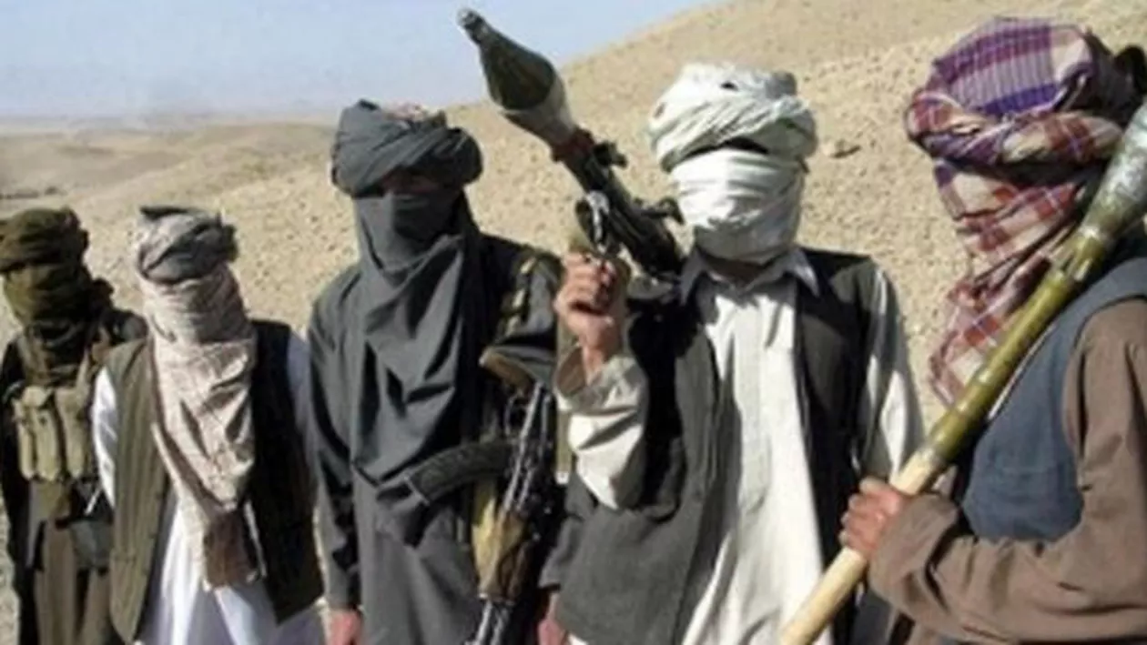 Afganistan: Sute de deținuți au fost eliberați dintr-o închisoare de un comando al talibanilor