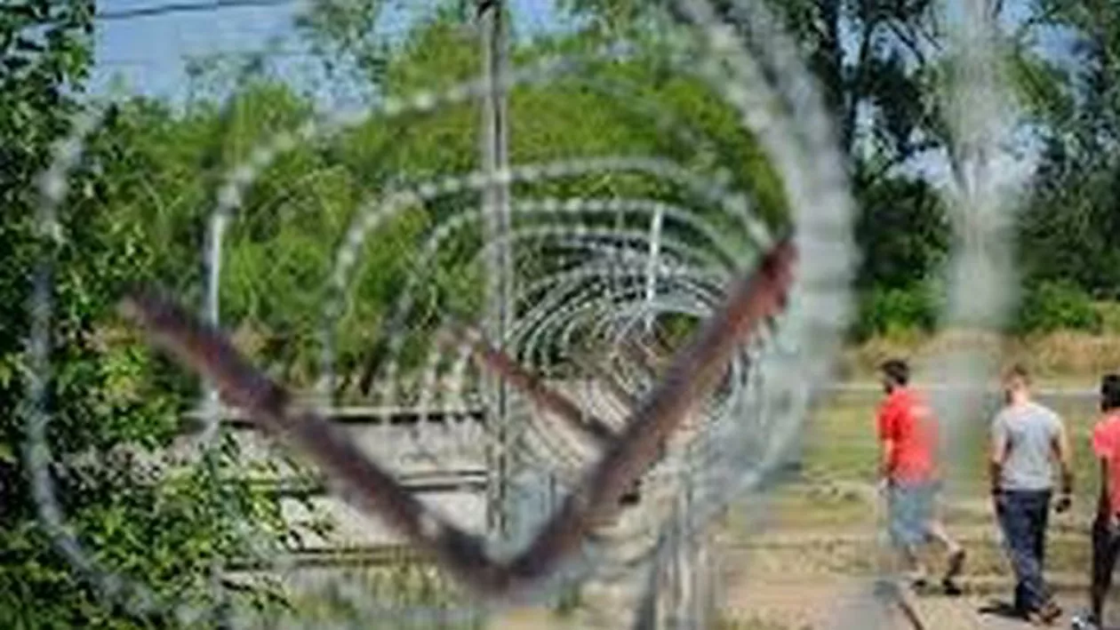 Ungaria şi-a sigilat graniţa cu Serbia și a înăsprit legislația contra imigrației ilegale. Traversarea ilegală a frontierei se pedepsește cu 3 ani de închisoare