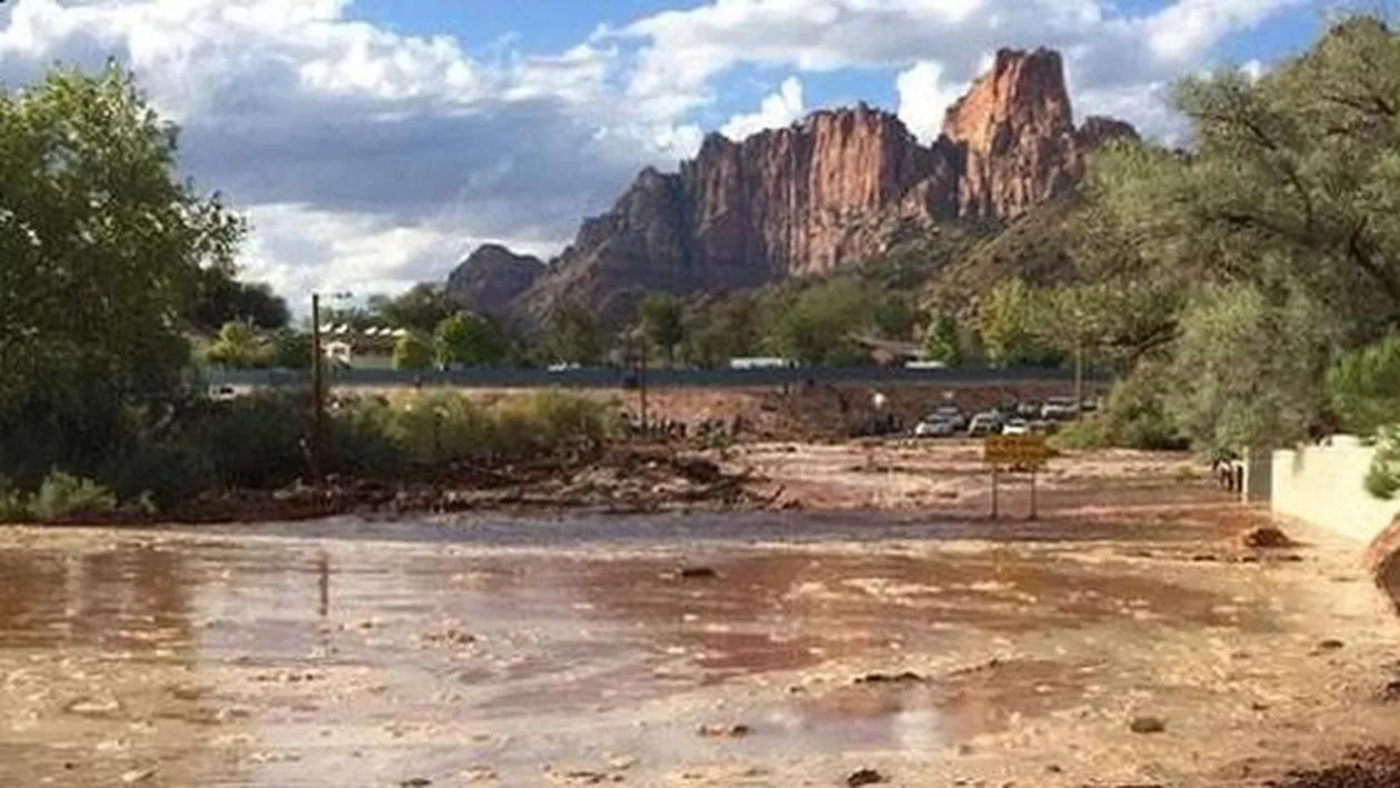 SUA: Șase persoane au murit și alte șapte sunt date dispărute, după ce două maşini au fost luate de ape în timpul inundaţiilor de la graniţa dintre statele Utah şi Arizona