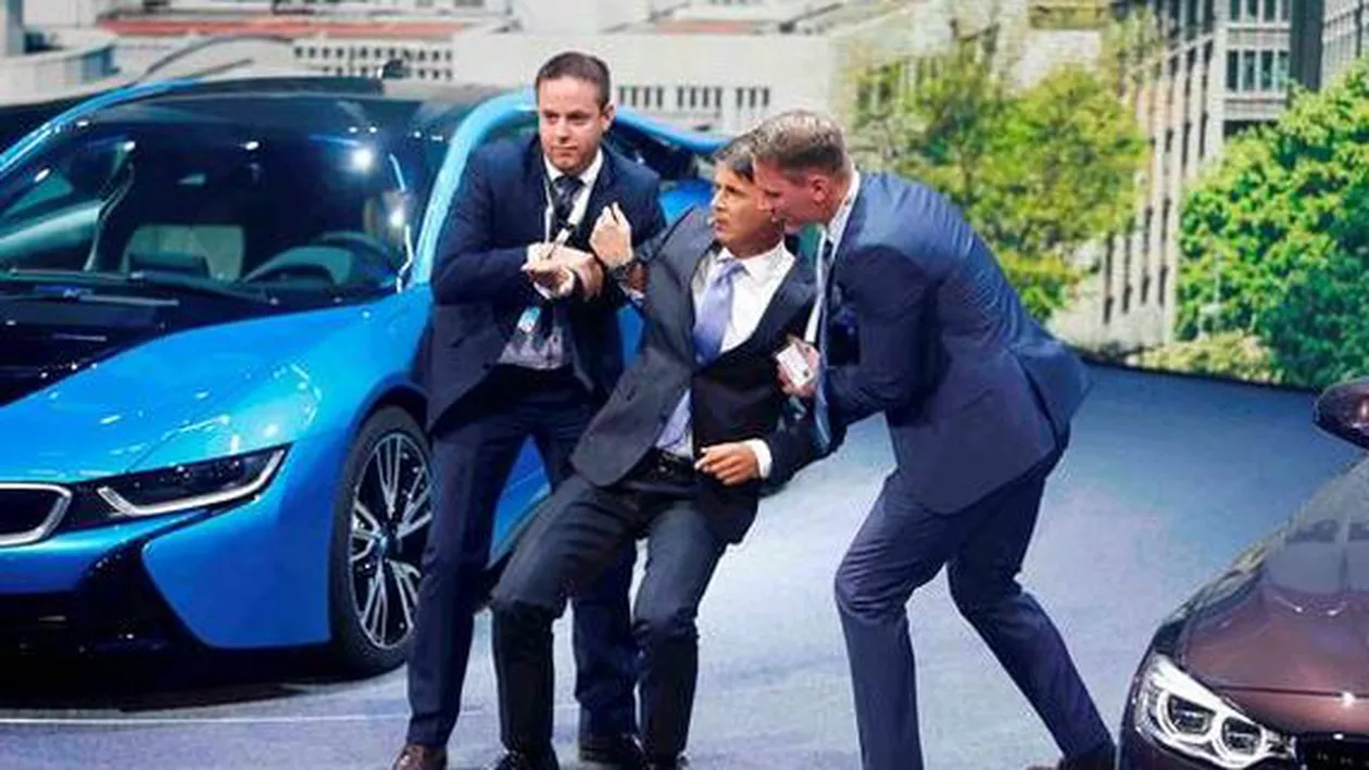Șeful BMW, Harald Kruger, a leșinat pe scenă, în timpul unei conferințe de presă de la salonul auto de la Frankfurt (VIDEO)