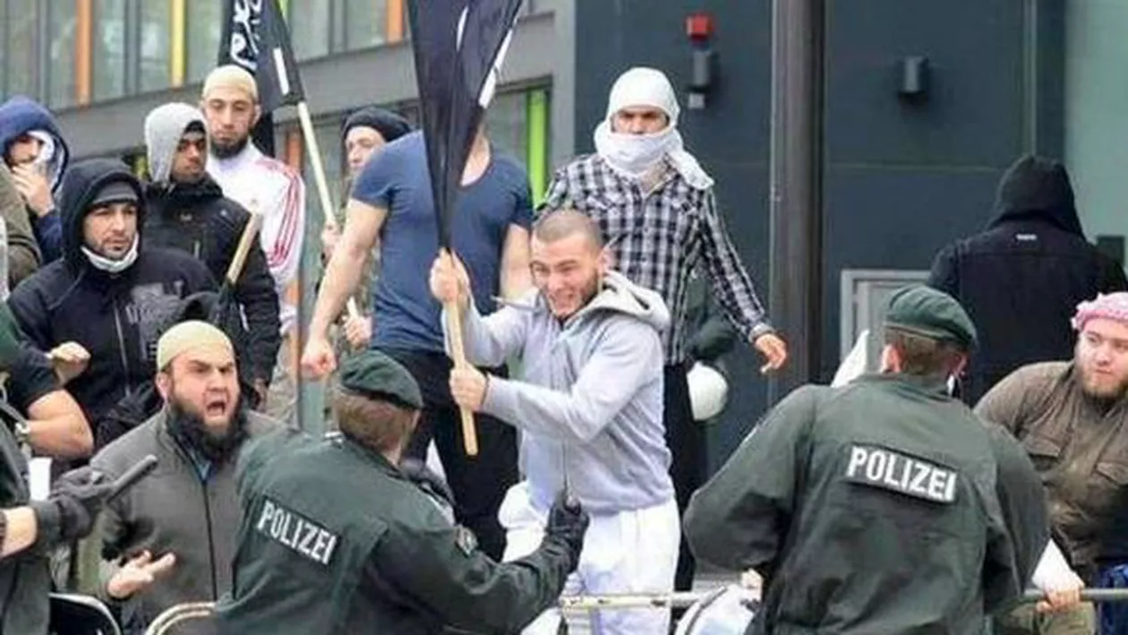 O imagine în care apar mai mulți tineri violenți fluturând steaguri ISIS, din 2012, prezentată în mediul online ca fiind surprinsă recent în Germania (VIDEO)