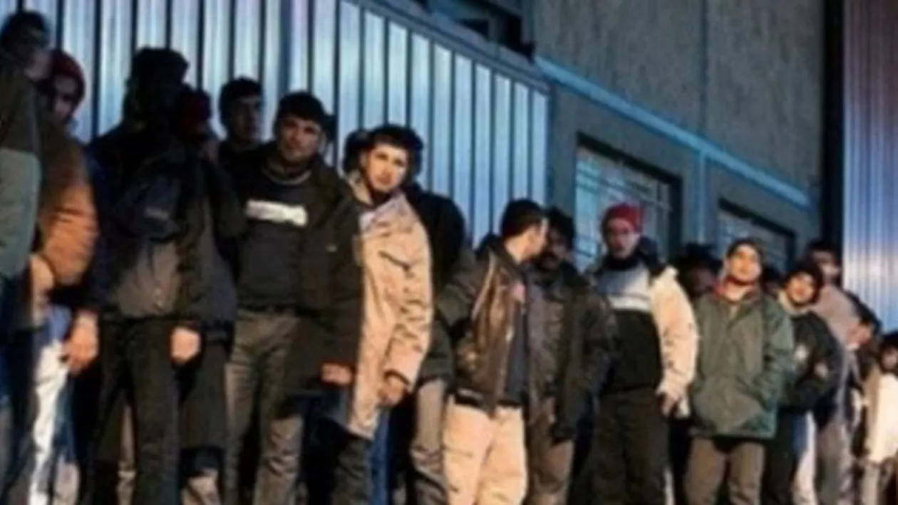 Autobuze cu imigranţi din Serbia au fost redirecţionate spre graniţa cu Croaţia, după ce autorităţile ungare au închis graniţele pentru refugiaţi