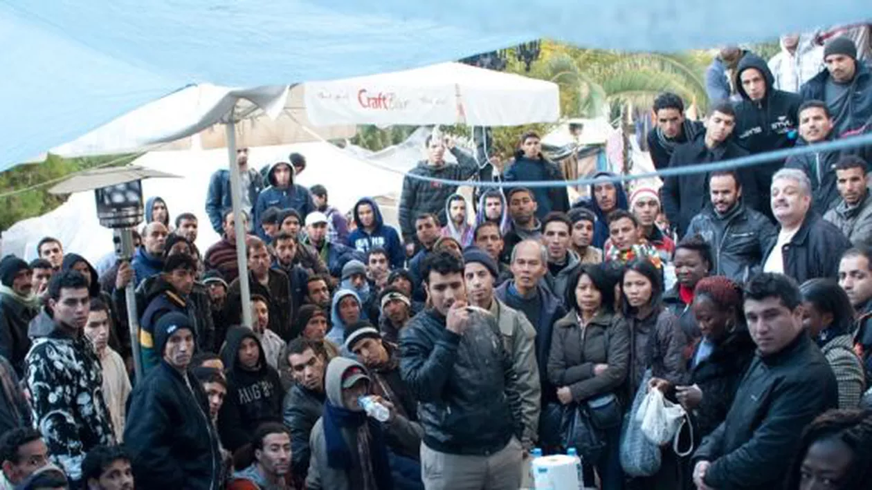 Sute de imigranţi, blocaţi la granița dintre Turcia şi Grecia, au intrat în greva foamei