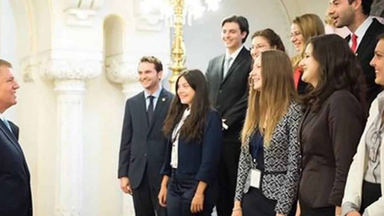 Klaus Iohannis: S-a încheiat primul stagiu de practică pentru studenți desfășurat în cadrul Administrației Prezidențiale. Vom continua acest demers și anul viitor