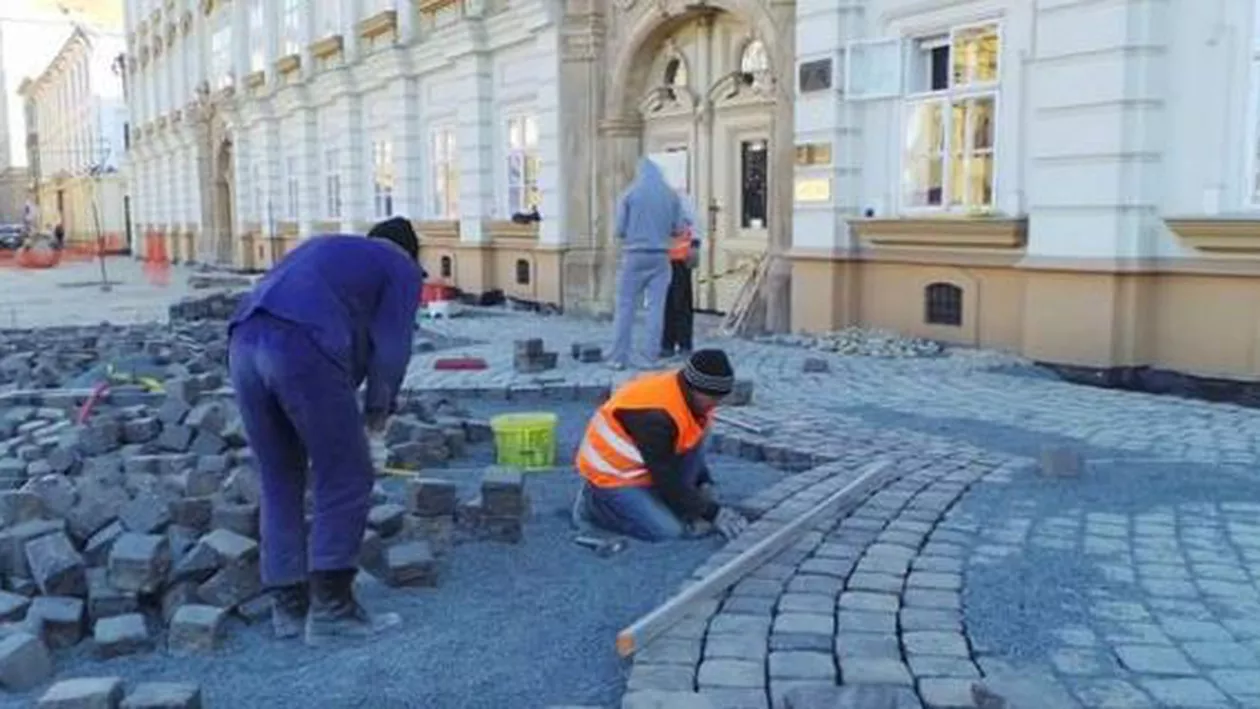 Timișoara: Opt metri pătraţi dintr-o pietonală "europeană", reabilitată cu dale de acasă de o patroană a unei cafenele din centru orașului