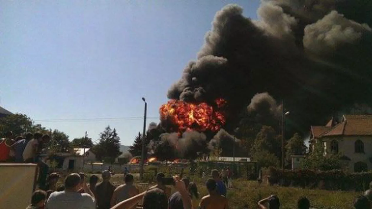 Buhuși: Un incendiu puternic a izbucnit la trei societăţi de colectare a deşeurilor. Fumul, văzut de la zeci de kilometri distanță