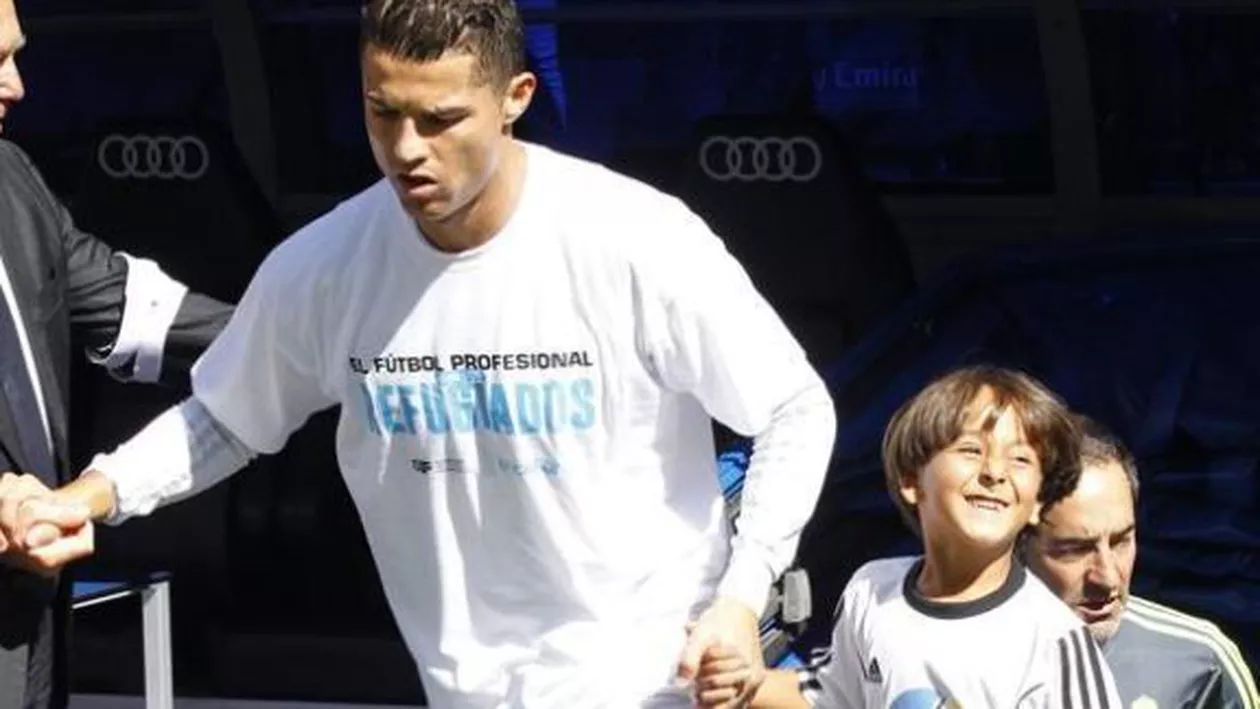 Cristiano Ronaldo a intrat pe teren, la meciul cu Granada, de mână cu băiatul refugiat împiedicat de o jurnalistă maghiară (FOTO)