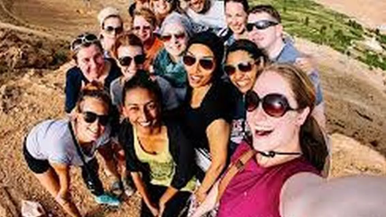 Pericolul nebănuit din spatele "selfie-urilor": Fotografia de acest tip, una din cauzele răspândirii păduchilor în SUA (VIDEO)