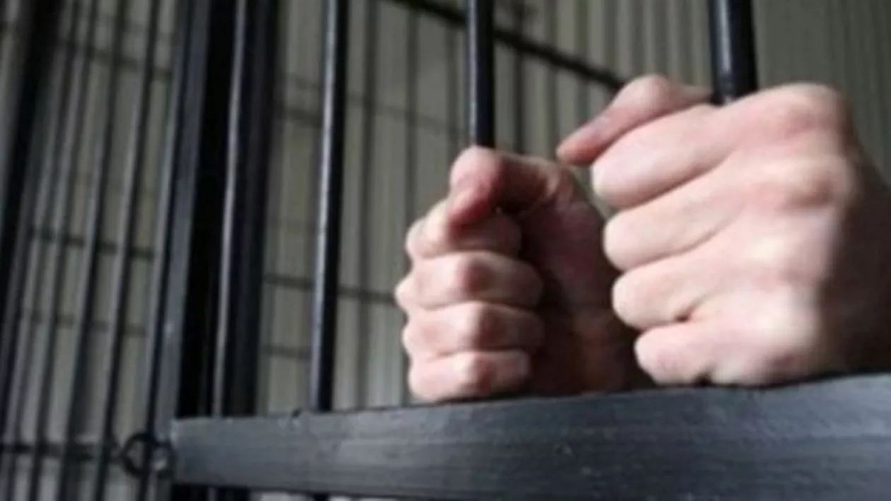 Suceava: Un bărbat a fost trimis în judecată în stare de arest preventiv, fiind acuzat că a comandat unui fost puşcăriaş asasinarea unui bărbat cu care era în conflict