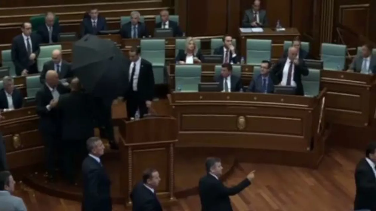 Prim-ministrul din Kosovo a fost atacat de miniștrii din Opoziție cu ouă, în timpul unui discurs în Parlament (VIDEO)