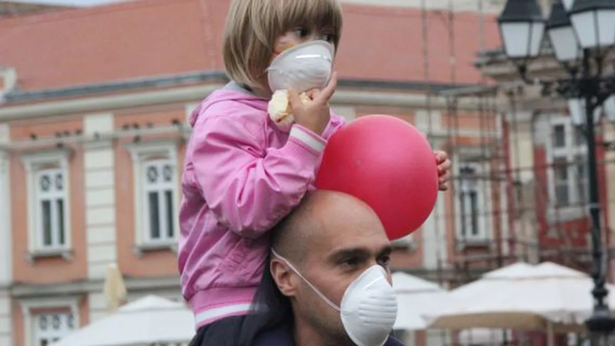 Timișoara: Circa o sută de oameni protestează din cauza poluării, acuzând conducerea unei fabrici care reciclează cauciucuri că nu folosește filtrele necesare
