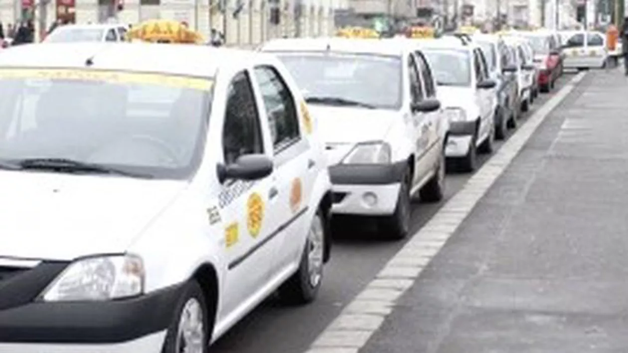 "Ciubucul ne dezonorează", mesajul unui taximetrist, lipit pe portiera mașinii, pentru clienții săi (FOTO)