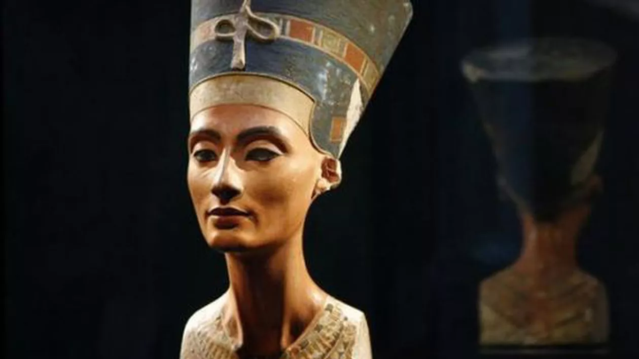 Trupul reginei Nefertiti ar putea fi într-o cameră secretă din mormântul faraonului Tutankhamon